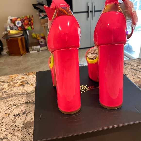 High heels - Picture 4 of 5